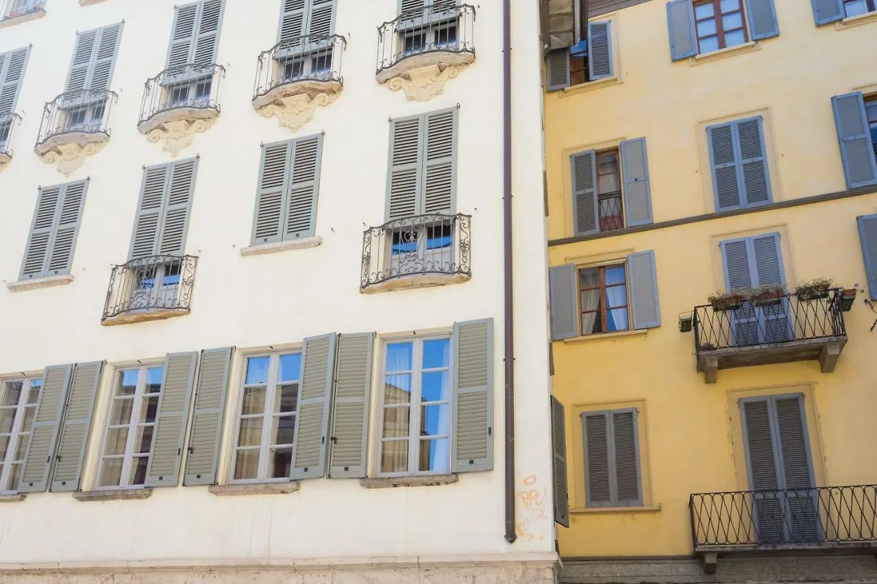 Cosy Apartment 2 Minutes From Duomo Милан