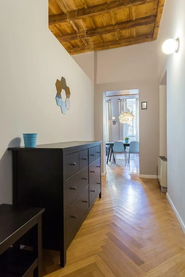 Cosy Apartment 2 Minutes From Duomo Милан
