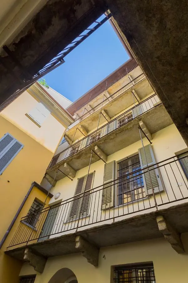 Cosy Apartment 2 Minutes From Duomo Милан