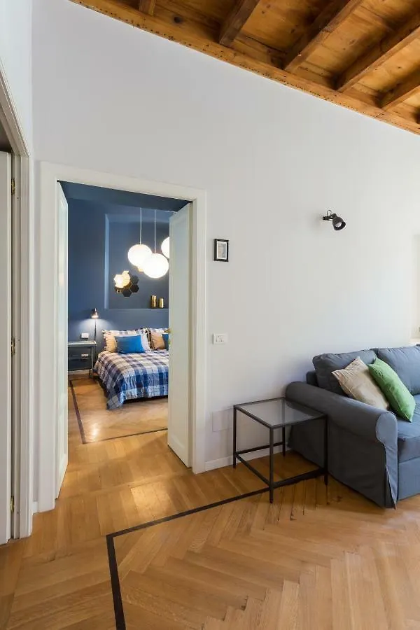Cosy Apartment 2 Minutes From Duomo Милан Италия