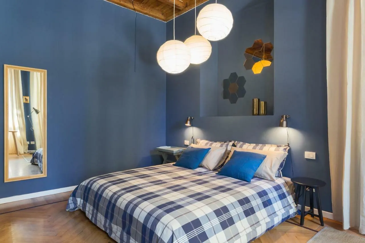 Cosy Apartment 2 Minutes From Duomo Милан