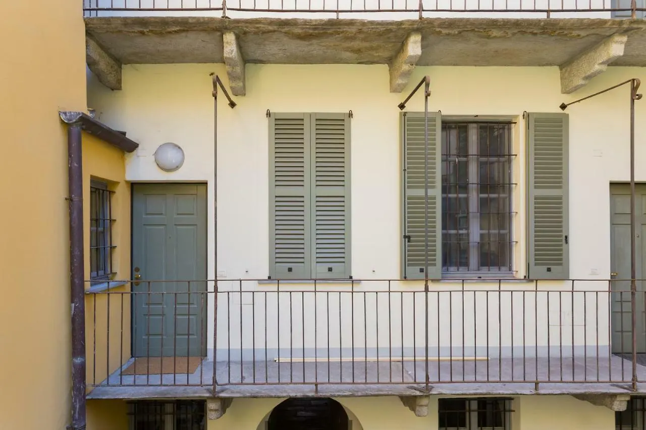 Cosy Apartment 2 Minutes From Duomo Милан Италия