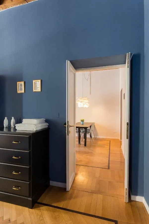 Cosy Apartment 2 Minutes From Duomo Милан